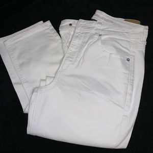 Size US 6 regular American Eagle white mom jeans